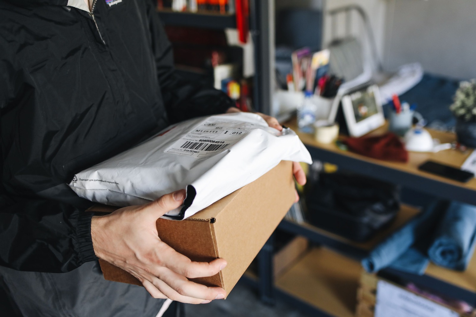 Køb forsendelsesposer med omtanke i recycled plast, LDPE og 50/100% recycled plast, bestil hos JustMore